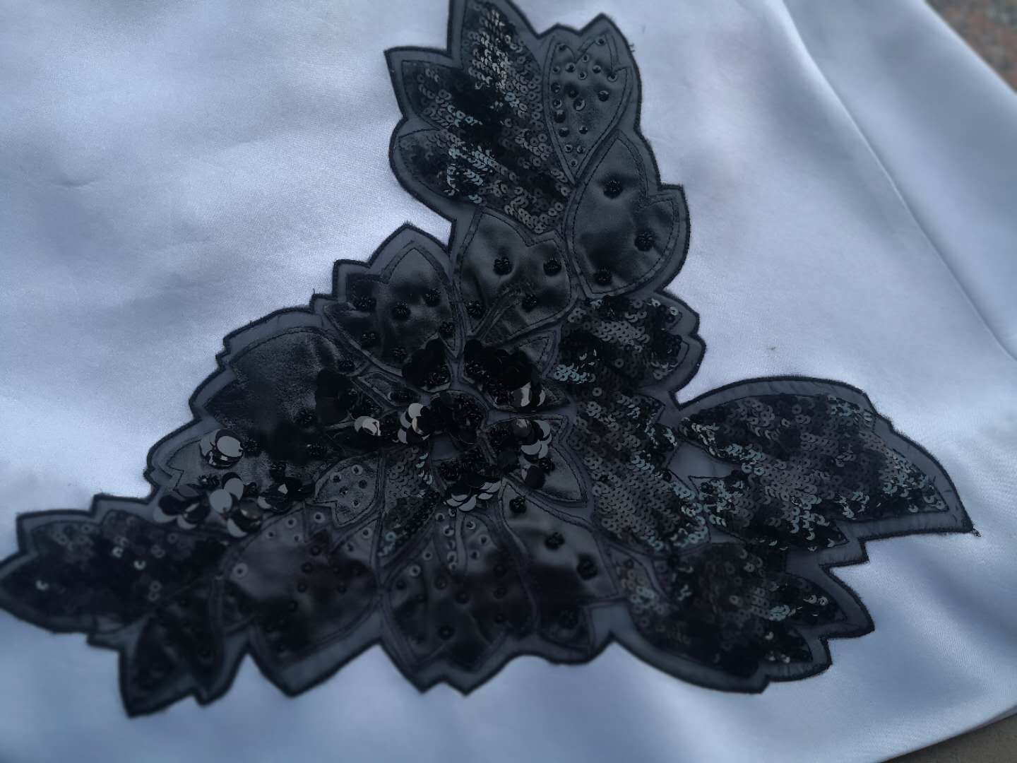 走进绣花加工厂 家门口的手艺与创业新机遇